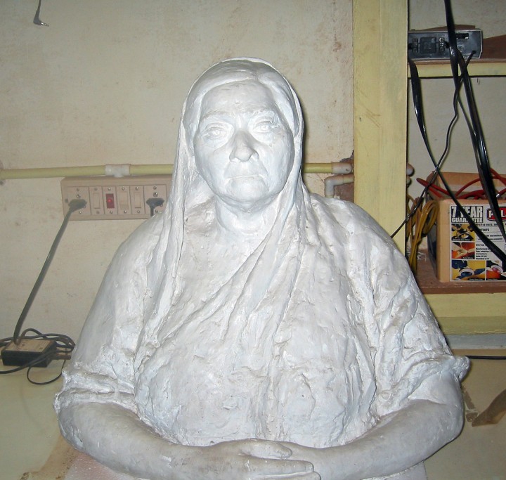 Kesarbai - 04.jpg - Sculpture made in 1970 by Sharvari Rai Chowdhari with Kesarbai posing in person